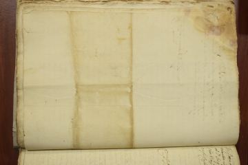 Fragmento multilingüe con mención de un ingeniero y Pety